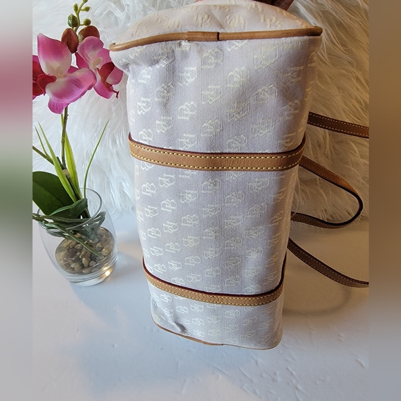 Dooney and Bourke Pale Lavender bag - Picture 3 of 4